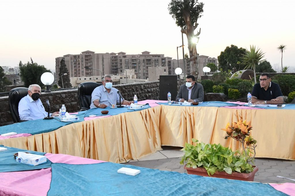 رئيس المقاولون العرب يجتمع بمسئولي مشروعات قرى حياة كريمة (صور)