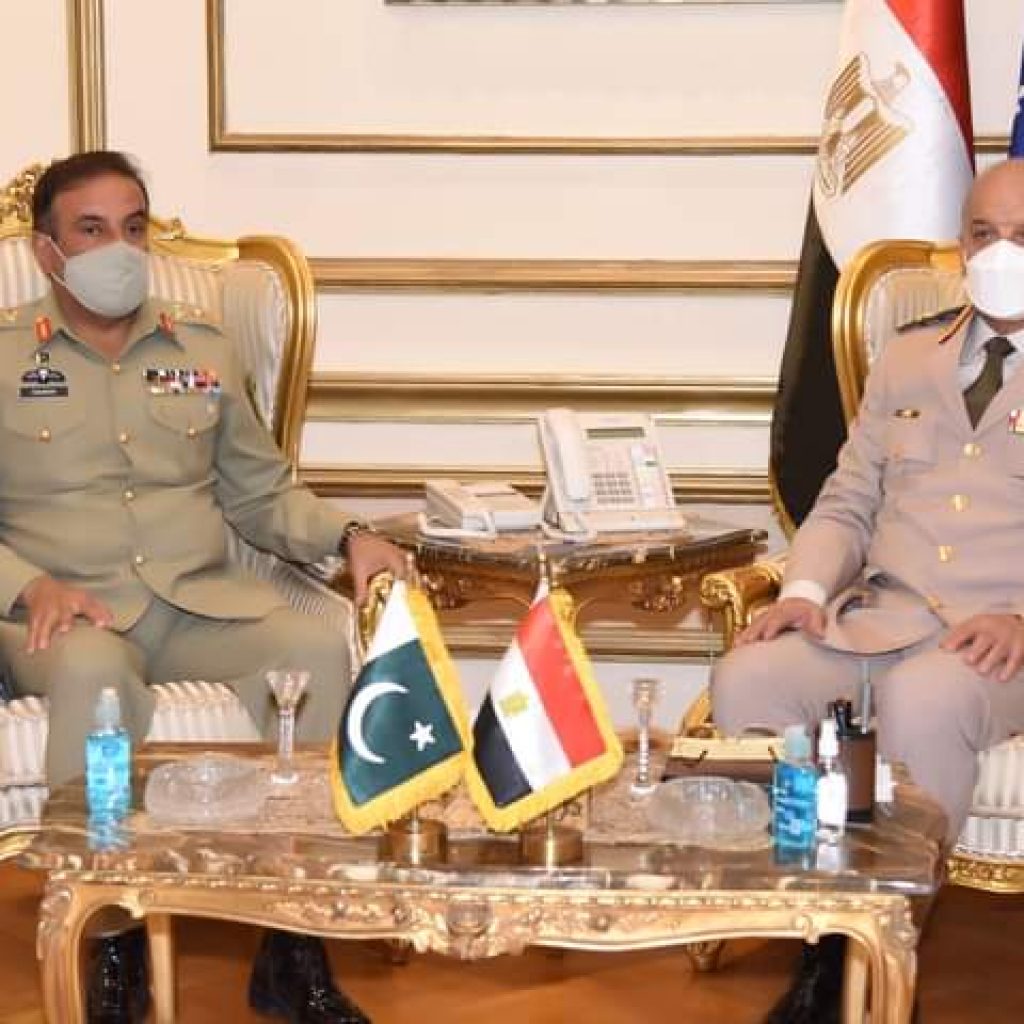 وزير الدفاع يلتقى رئيس هيئة الأركان المشتركة الباكستانية (صور)