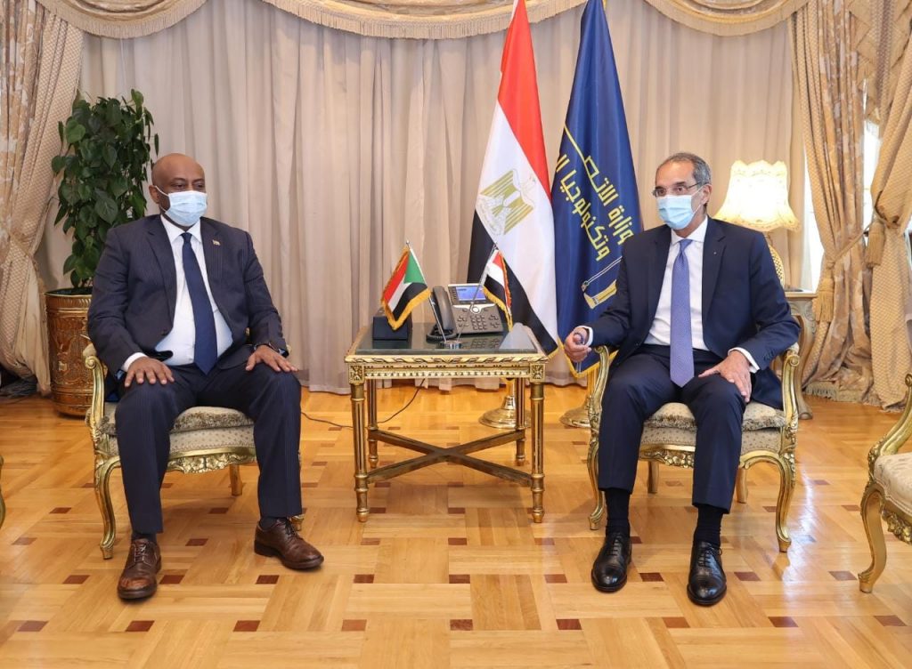 وزير الاتصالات يبحث مع نظيره السوداني تنفيذ مشروعات مشتركة بين البلدين