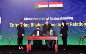 رئيس الوزراء يشهد توقيع مذكرة تفاهم لتعزيز العلاقات الاستثمارية مع السودان
