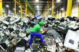 ضبط 35 طن مواد خام لنفايات إلكترونية خطرة داخل مخزنين في القاهرة
