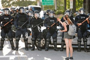 إلزام رجال الشرطة الأمريكية بوضع كاميرات على ملابسهم خلال المداهمات والاعتقالات