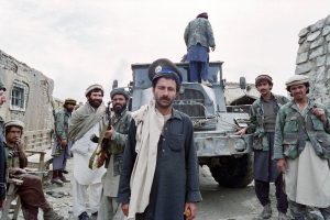 رويترز : المدنيون الأفغان يحملون السلاح لمواجهة طالبان بعد انسحاب القوات الأمريكية