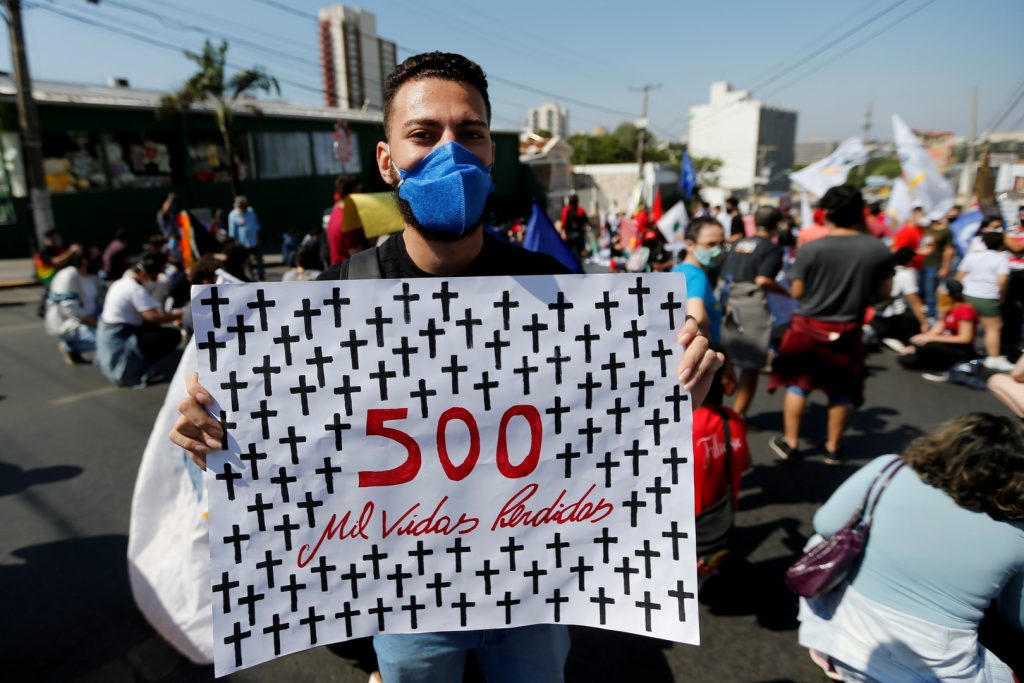 احتجاجات بالبرازيل تحمل الرئيس مسؤولية تجاوز وفيات كورونا نصف المليون