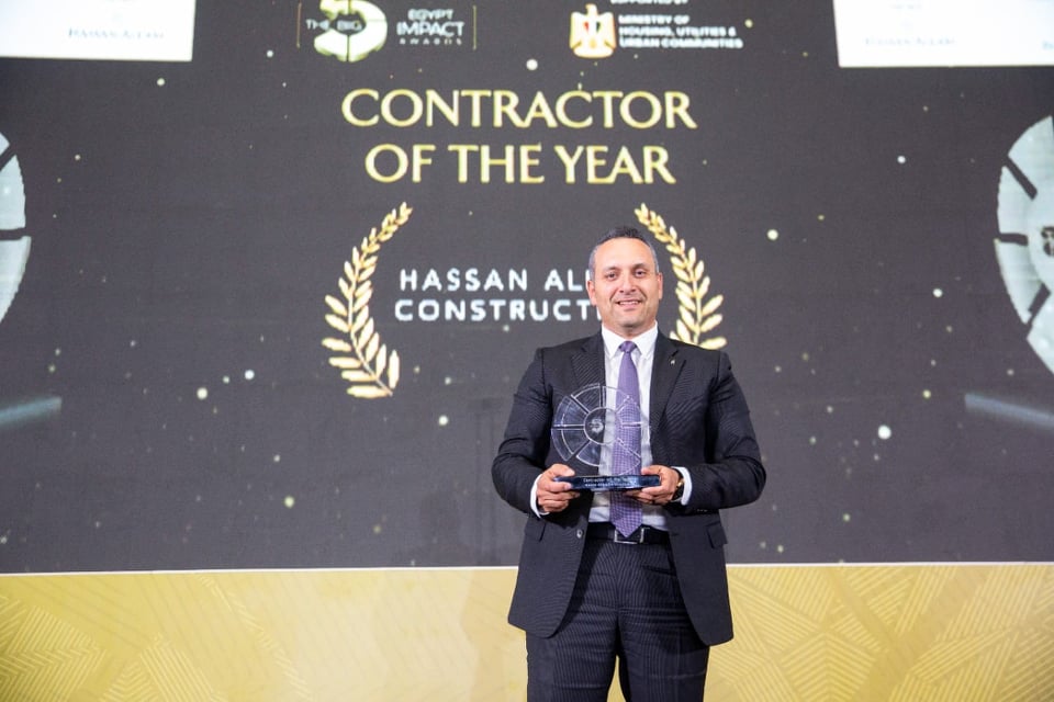 «حسن علام» تحصد 3 جوائز عن مشروعاتها في قطاع التشييد والبناء