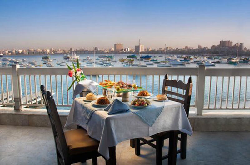 التفاؤل يسيطر على قطاع أصحاب المطاعم بالإسكندرية مع العودة للعمل بالمواعيد الصيفية