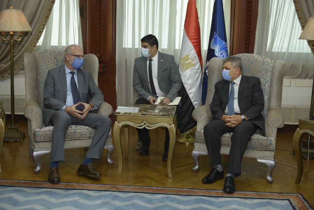 رئيس هيئة قناة السويس يبحث مع السفير الأرجنتيني سبل التعاون المشترك