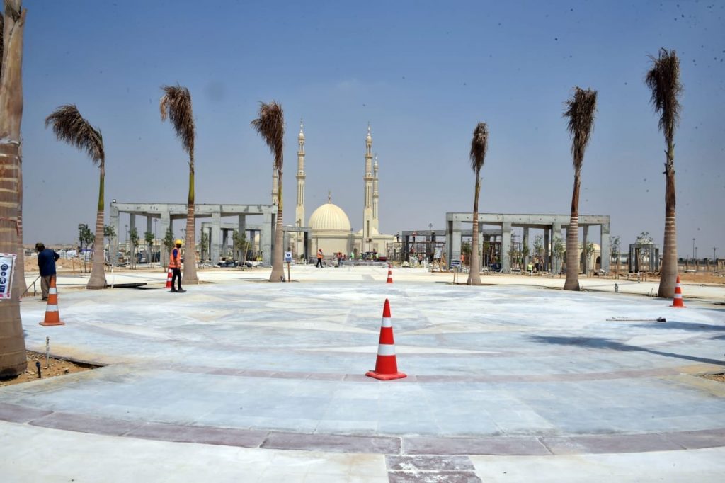 رئيس المقاولون العرب يتفقد العمل بمنطقة الحدائق المركزية في العاصمة الإدارية الجديدة