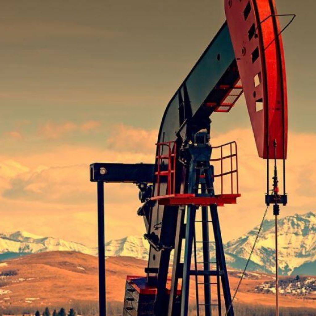 سعر البترول يتراجع عالميا وسط توقعات بتنامى الطلب على النفط