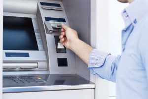 حقيقة فرض رسوم على سحب الأموال من ماكينات ATM