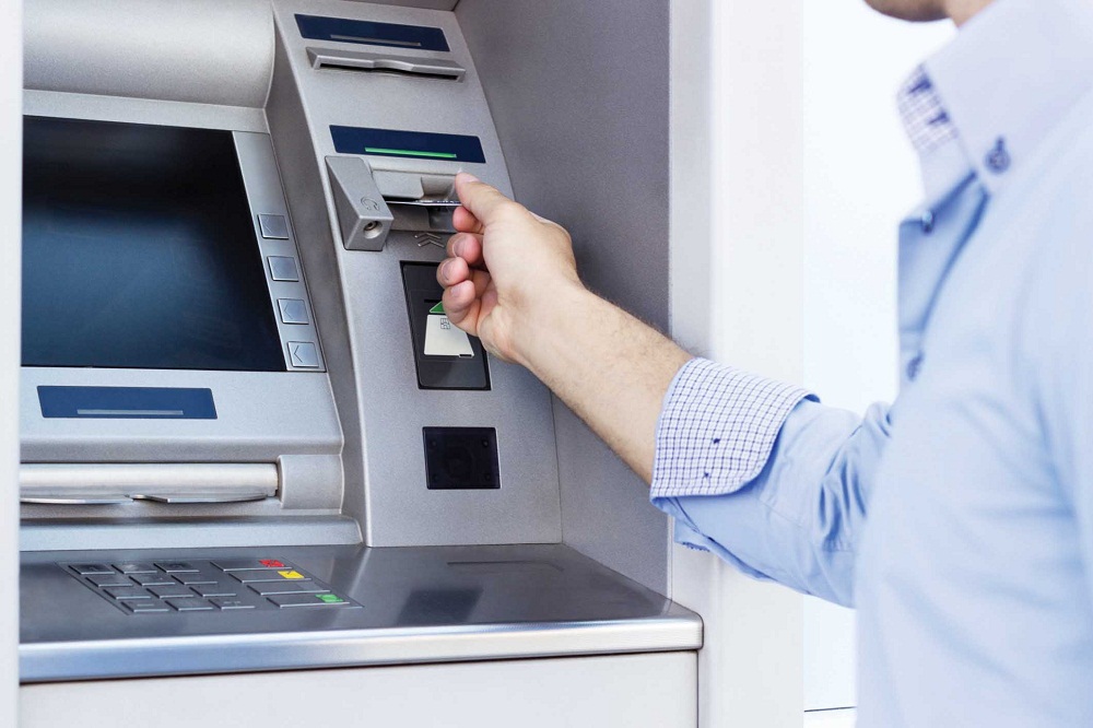 البنك المركزي : 5 جنيهات حدا أقصى لعمولة السحب من ATM البنوك الأخرى