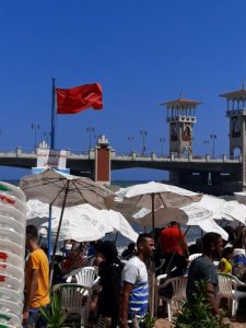 شواطئ الإسكندرية ترفع الرايات الحمراء لارتفاع أمواجها (صور)