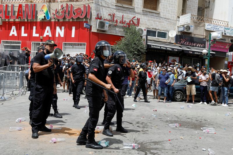 اندلاع احتجاجات في تونس بسبب تزايد كورونا والتدهور الاقتصادي