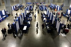 رويترز: زيادة أجور الوظائف الأمريكية 3.6% خلال يونيو