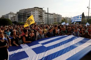 الشرطة اليونانية تطلق الغازات المسيلة لتفريق المحتجين على قيود كورونا
