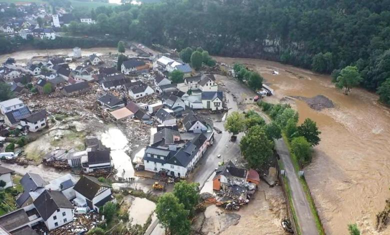 الدمار جراء فيضانات ألمانيا يصيب ميركل بالصدمة