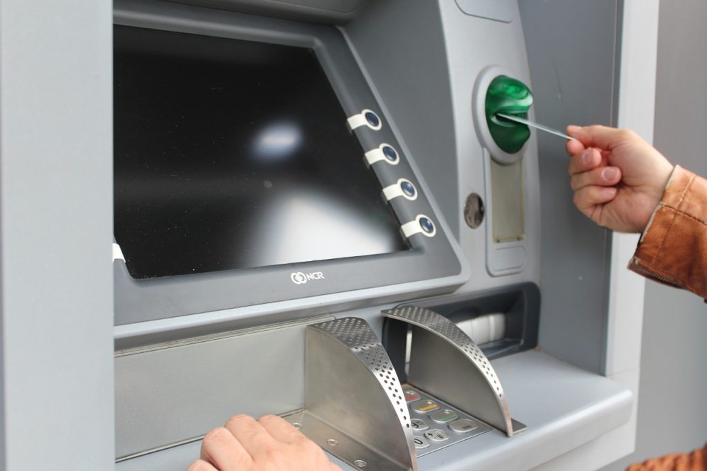 «الشكاوى الحكومية» و«المركزي» و«الاتصالات» يحسمون 250 شكوى بماكينات ATM