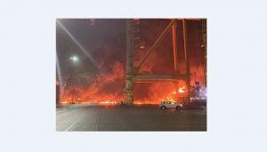 حريق في ميناء جبل علي في دبي بسبب انفجار في حاوية سفينة (فيديو)