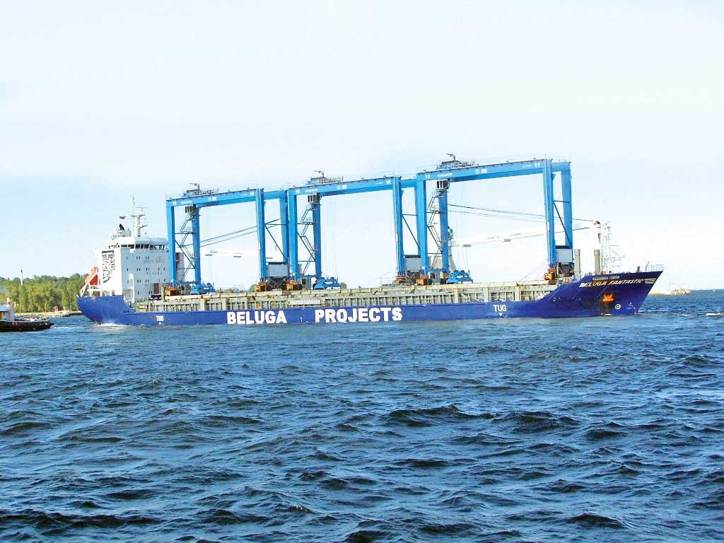 ميناء دمياط يستقبل 21000 طن ذرة ويُصدر 7200 طن مولاس