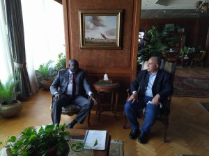وزير الري يبحث مع نظيره بجنوب السودان تعزيز العلاقات بين البلدين