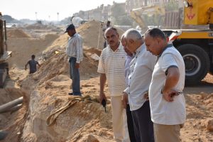 مسئولو «الإسكان» يتفقدون خطوط الصرف والمحاور والطرق بمدينة القاهرة الجديدة