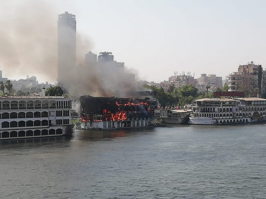 «لا إصابات حتى الآن».. محافظ القاهرة: جار السيطرة على حريق مركب الزمالك (فيديو)