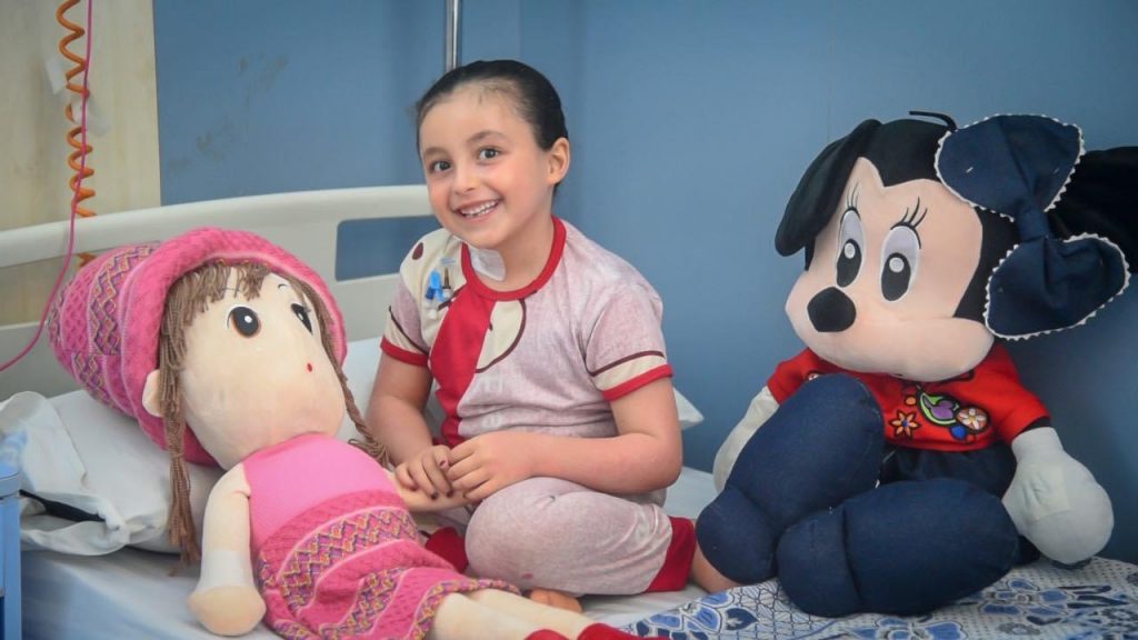 وزيرة الصحة: تماثل الطفلة الفلسطينية «بيان» للشفاء من مرض «البثرية الصديدية» (صور)