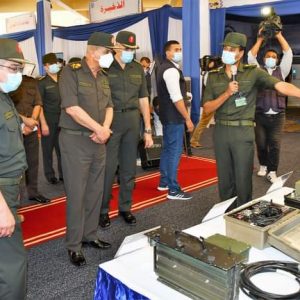 وزير الدفاع يتفقد إحدى الوحدات الفنية التابعة لإدارة الأسلحة والذخيرة (صور)