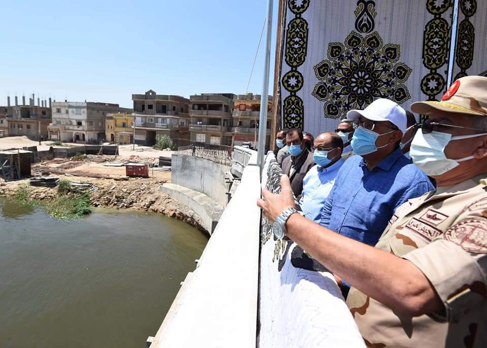 منها محور المحمودية.. رئيس الوزراء يتابع تطوير المحاور المرورية بالإسكندرية (صور)