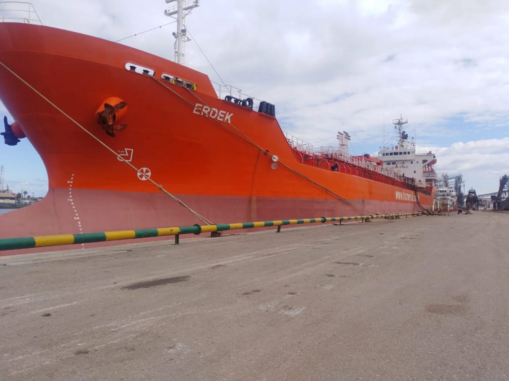 السفينة «زمزم» تفرغ 3500 طن رخام بميناء غرب بورسعيد