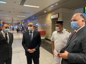 وزير الطيران يقوم بجولة مفاجئة لمطار القاهرة