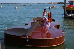 تخليدًا لذكرى ضحايا كورونا .. قارب على شكل «كمان» يقوم برحلة تجريبية في إيطاليا
