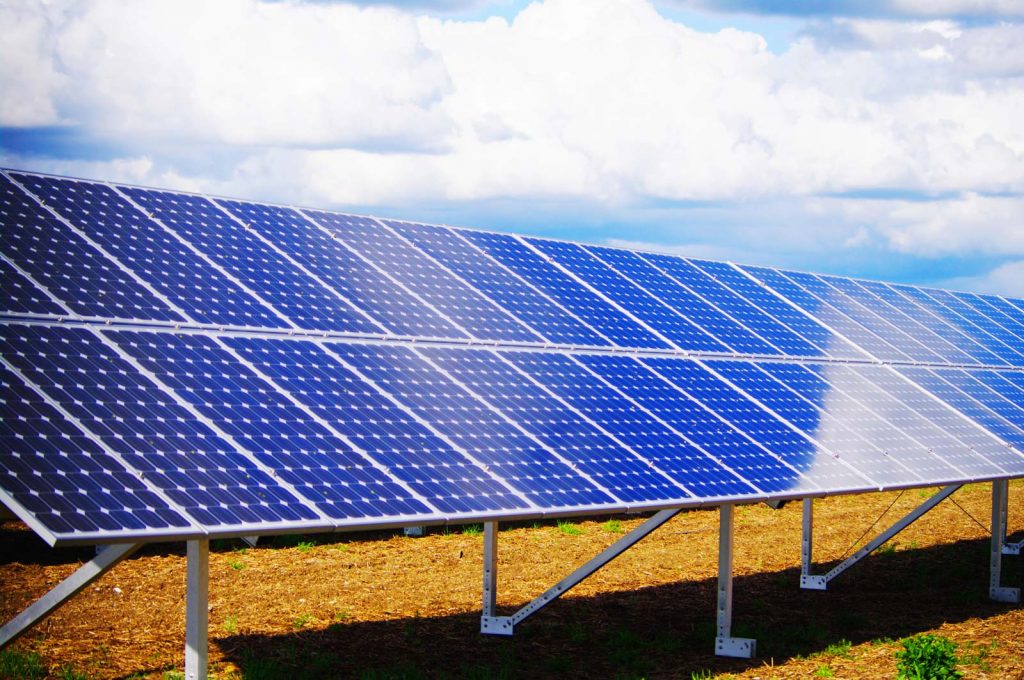 تقرير: أمريكا تخطط لتوليد نصف الكهرباء من مصادر الطاقة الشمسية بحلول 2035