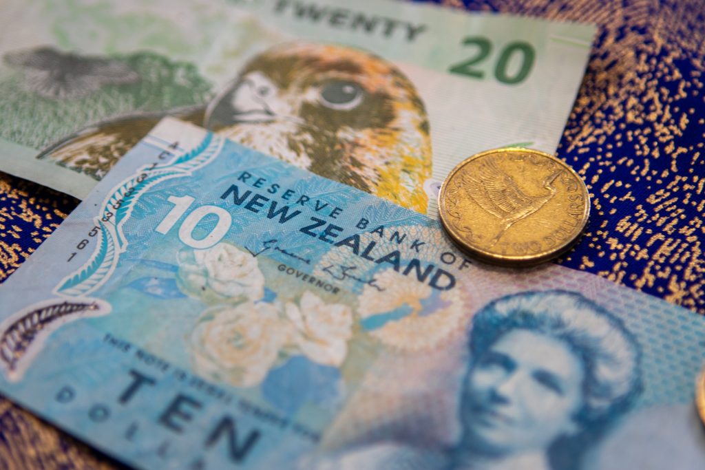 الدولار النيوزيلندي يهبط بسبب إجراءات عزل عام جديدة والدولار الأمريكي يرتفع