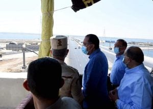 «يربط توسعات الموانئ» رئيس الوزراء يستهل زيارته للإسكندرية بتفقد أعمال تطوير محور التعمير