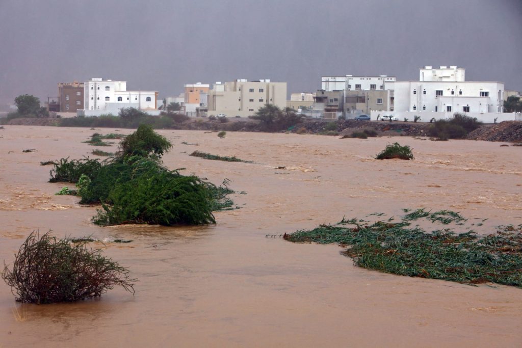 إعصار شاهين يتسبب في مصرع 9 أشخاص على الأقل في سلطنة عمان وإيران