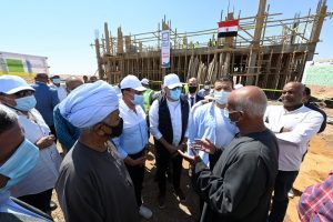 وزير الإسكان ومحافظ أسوان يتفقدان مشروعات «حياة كريمة» بكوم أمبو