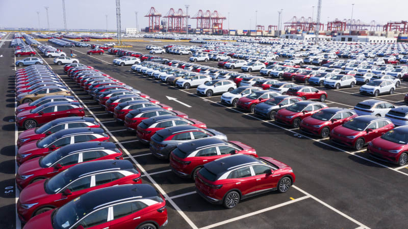 أزمة الرقائق العالمية تهبط بمبيعات السيارات في الصين إلى مليوني مركبة خلال سبتمبر