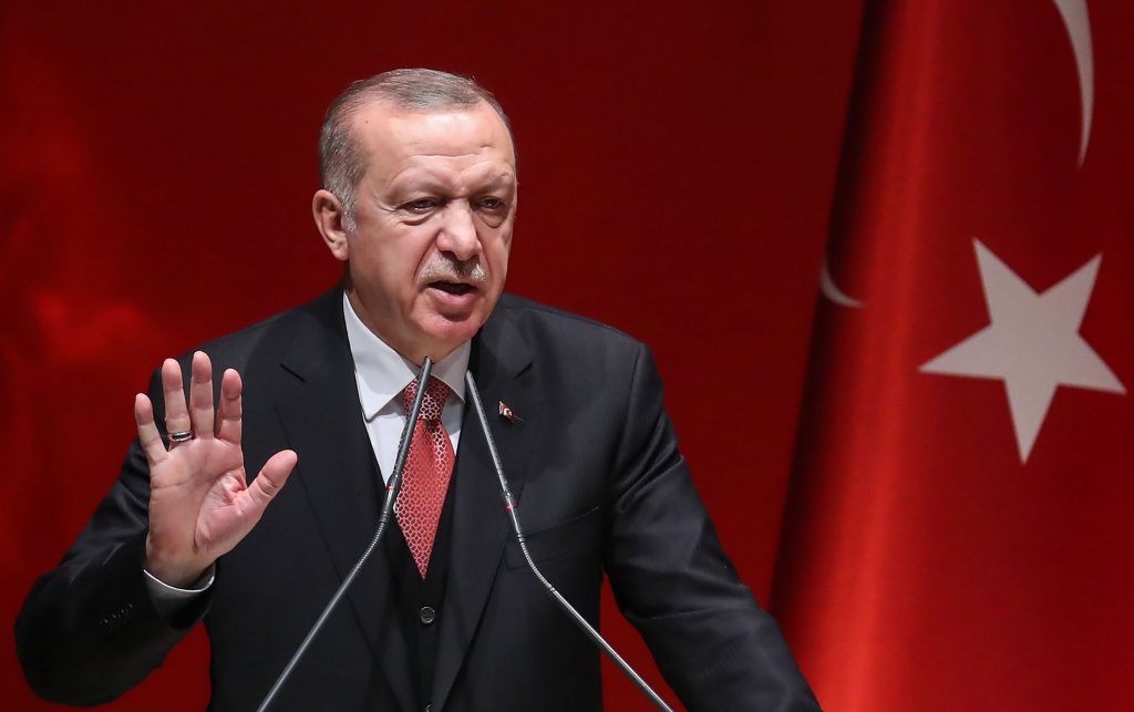 أردوغان يلمح للحرب.. والليرة التركية تهوي إلى أدنى مستوى في تاريخها