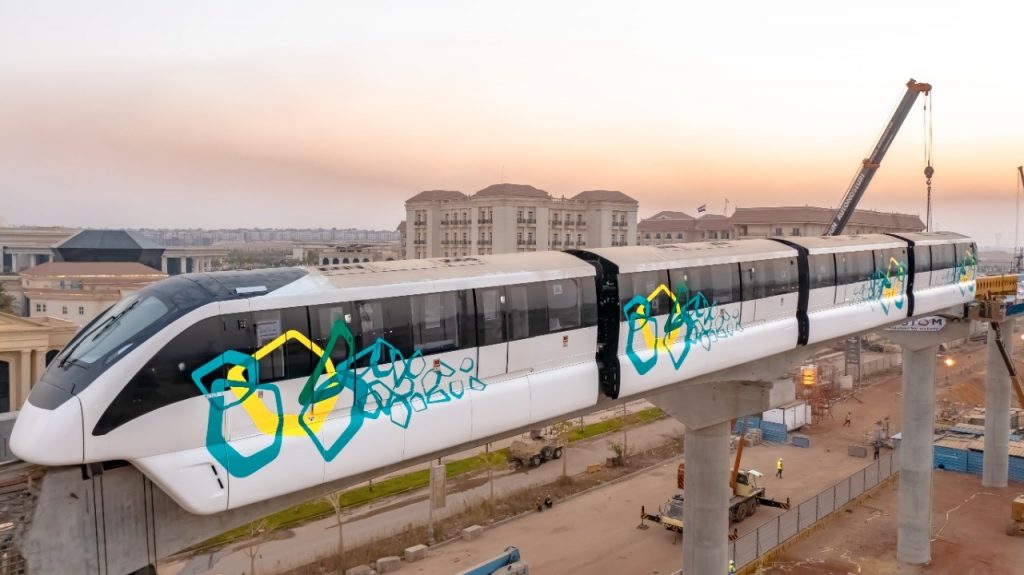 وزارة النقل: تثبيت أول قطار مونوريل على مسار شرق النيل أمام فندق الماسة