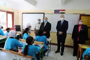 محافظ القاهرة يستقبل الطلاب في أولى أيام الدراسة ويشدد على تطبيق الإجراءات الاحترازية