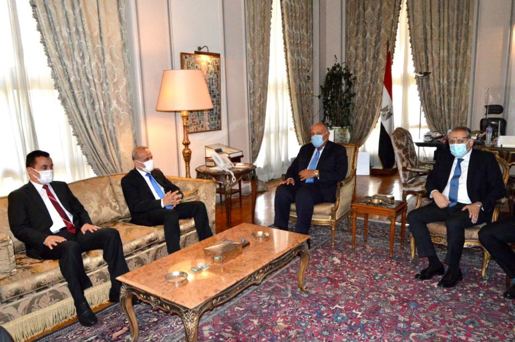 وزير الخارجية يؤكد استمرار مصر في دعم كافة جهود الاستقرار في ليبيا