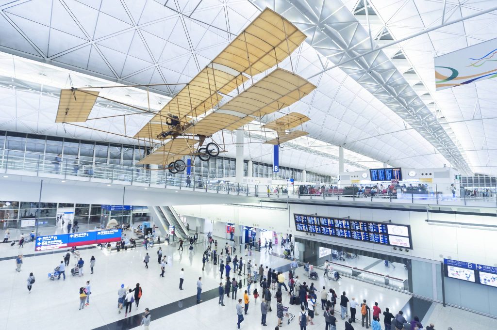 مطار هونغ كونغ يمنع رحلات الترانزيت من 153 دولة