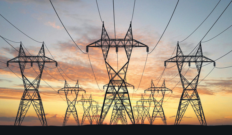 «المصرية لنقل الكهرباء» توقع عقدين بـ240 مليون جنيه لتأمين الطاقة بمنطقتي القناة والإسكندرية