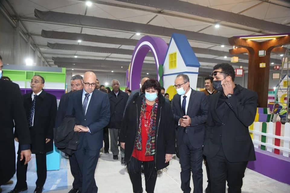 وزيرة الثقافة تتفقد تجهيزات جناح الطفل بالدورة 53 لمعرض القاهرة للكتاب (صور)