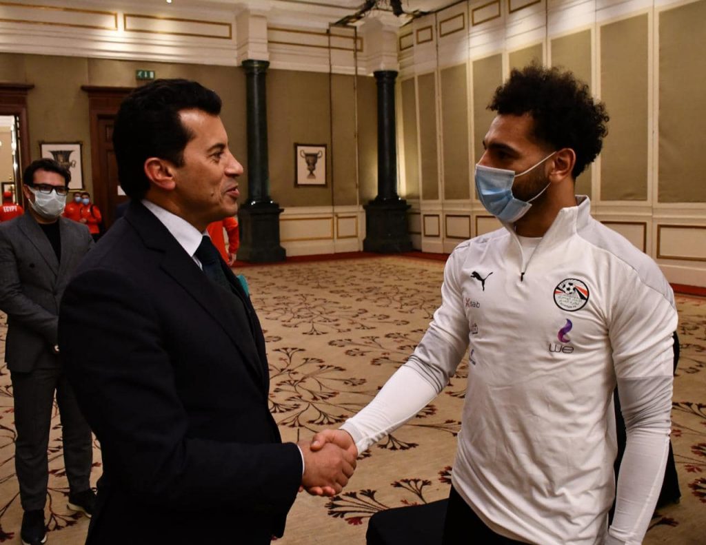 وزير الرياضة لـ«الفراعنة»: السيسي يدعمكم.. و«الوزراء» وعد بمكافأة مع تحقيق الكأس