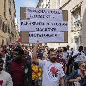 مظاهرات فى فرنسا رفضا لمشروع قانون يمنع غير المطعمين من ارتياد أماكن عامة