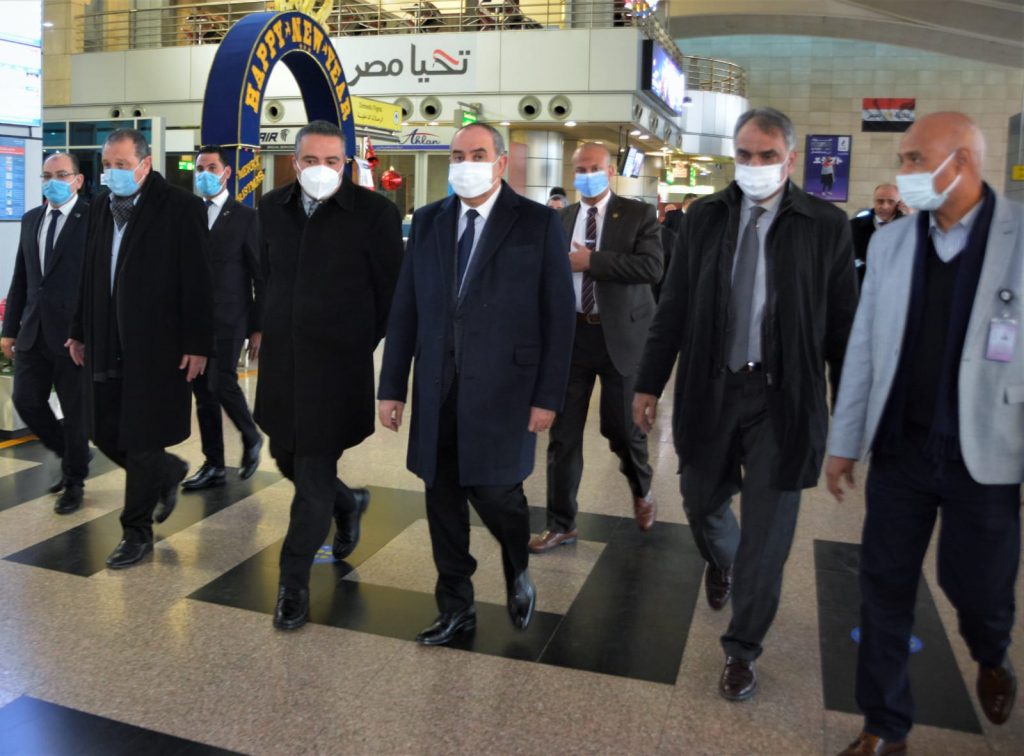 وزير الطيران يتفقد مطار القاهرة ويشيد بجهود العاملين