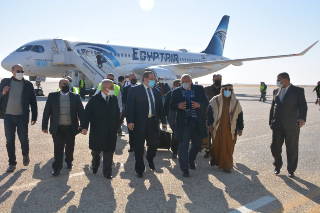 وصول أولى رحلات مصر للطيران لمطار الخارجة بعد توقف سنوات