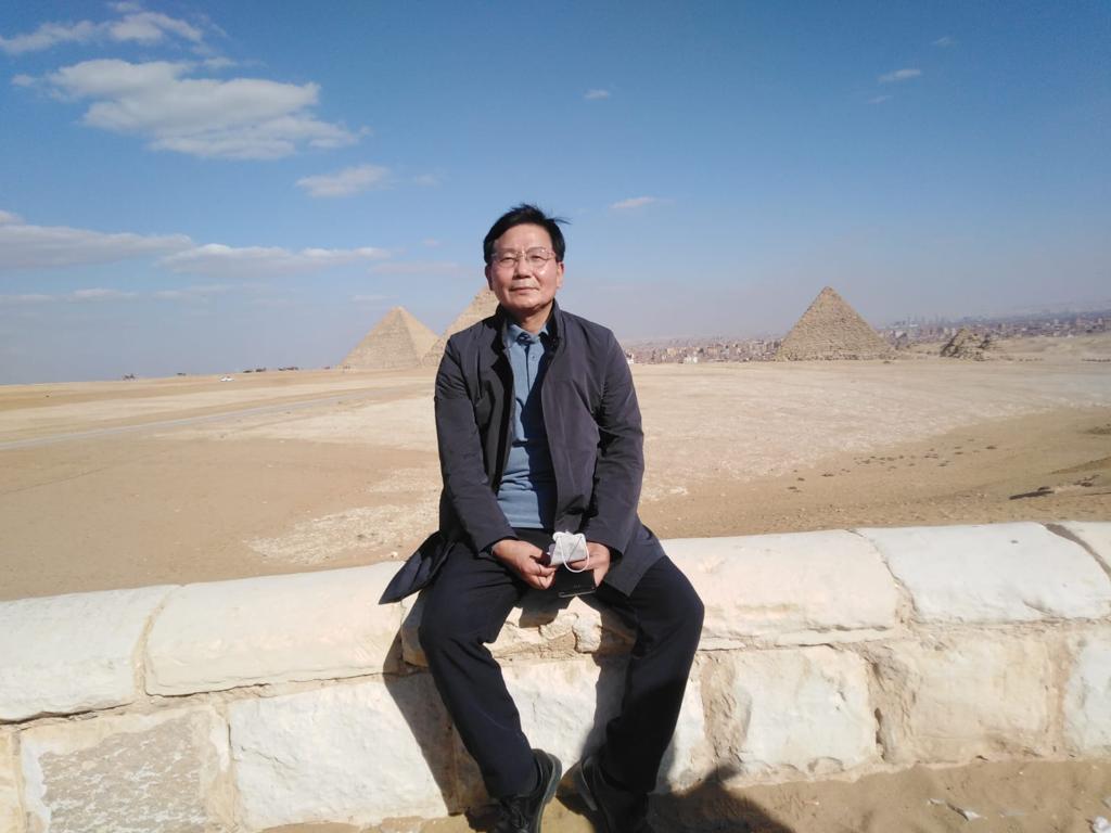 رئيس هيئة التراث الثقافي بكوريا يزور الأهرامات (صور)